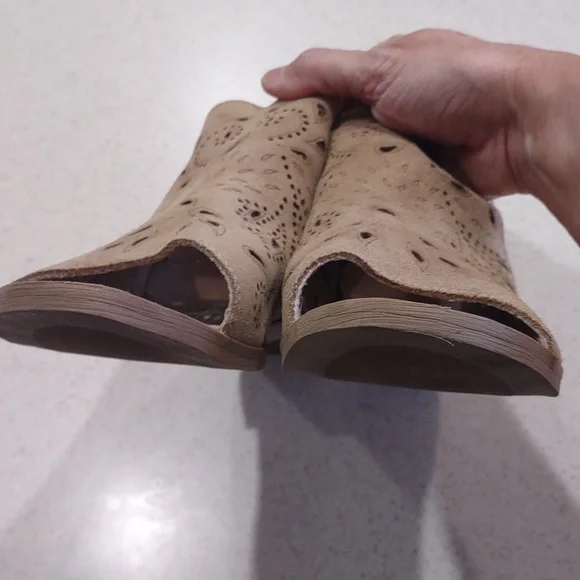 Coolway Tan Nelia Perforated Leather Side Zip Peep Toe Shoes Size 41/US 10 EUC - Picture 10 of 14